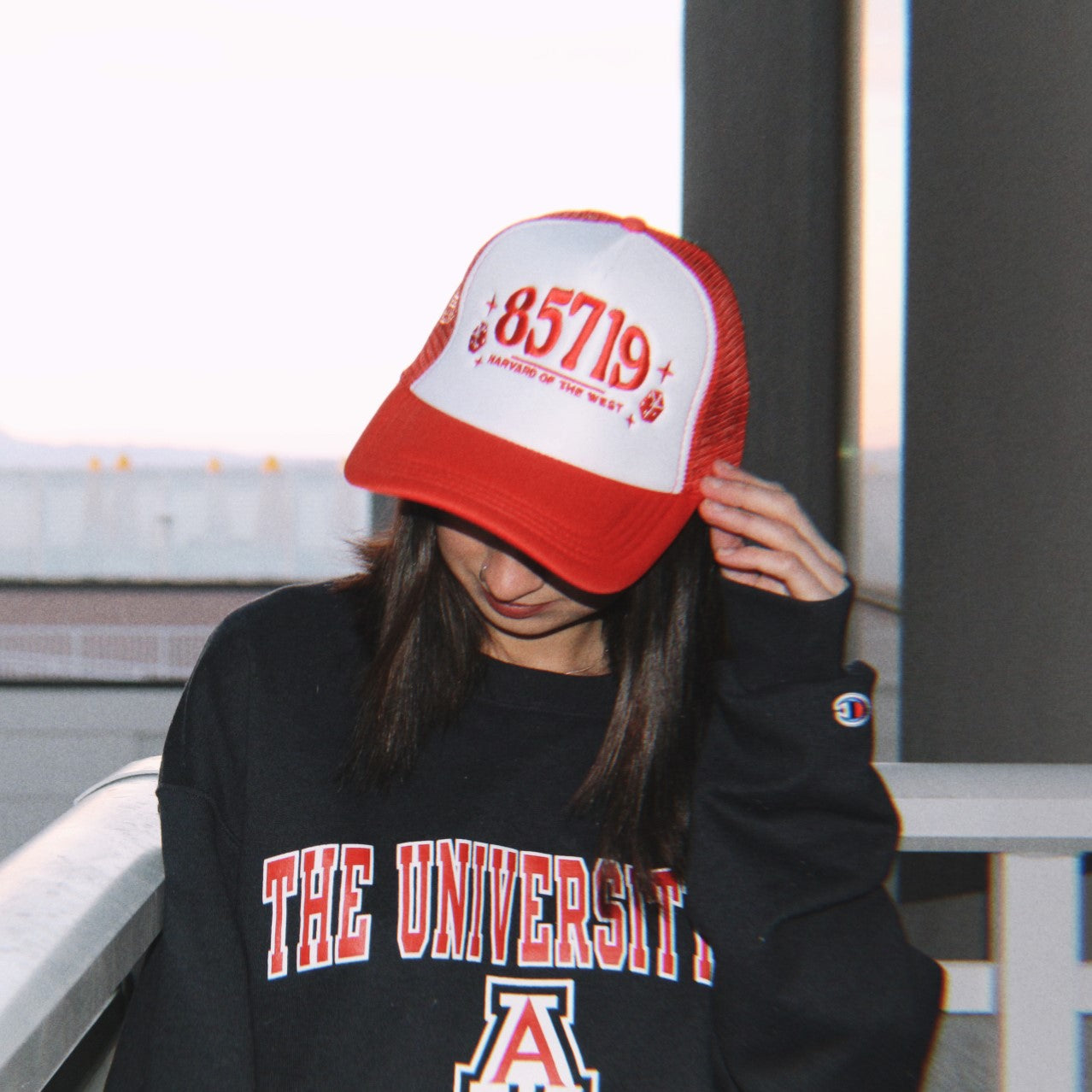 harvard of the west red/white trucker