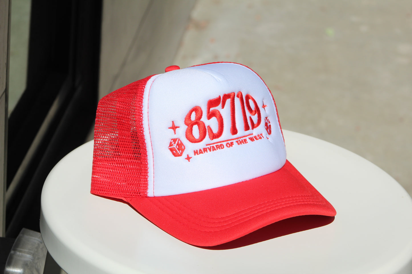 harvard of the west red/white trucker
