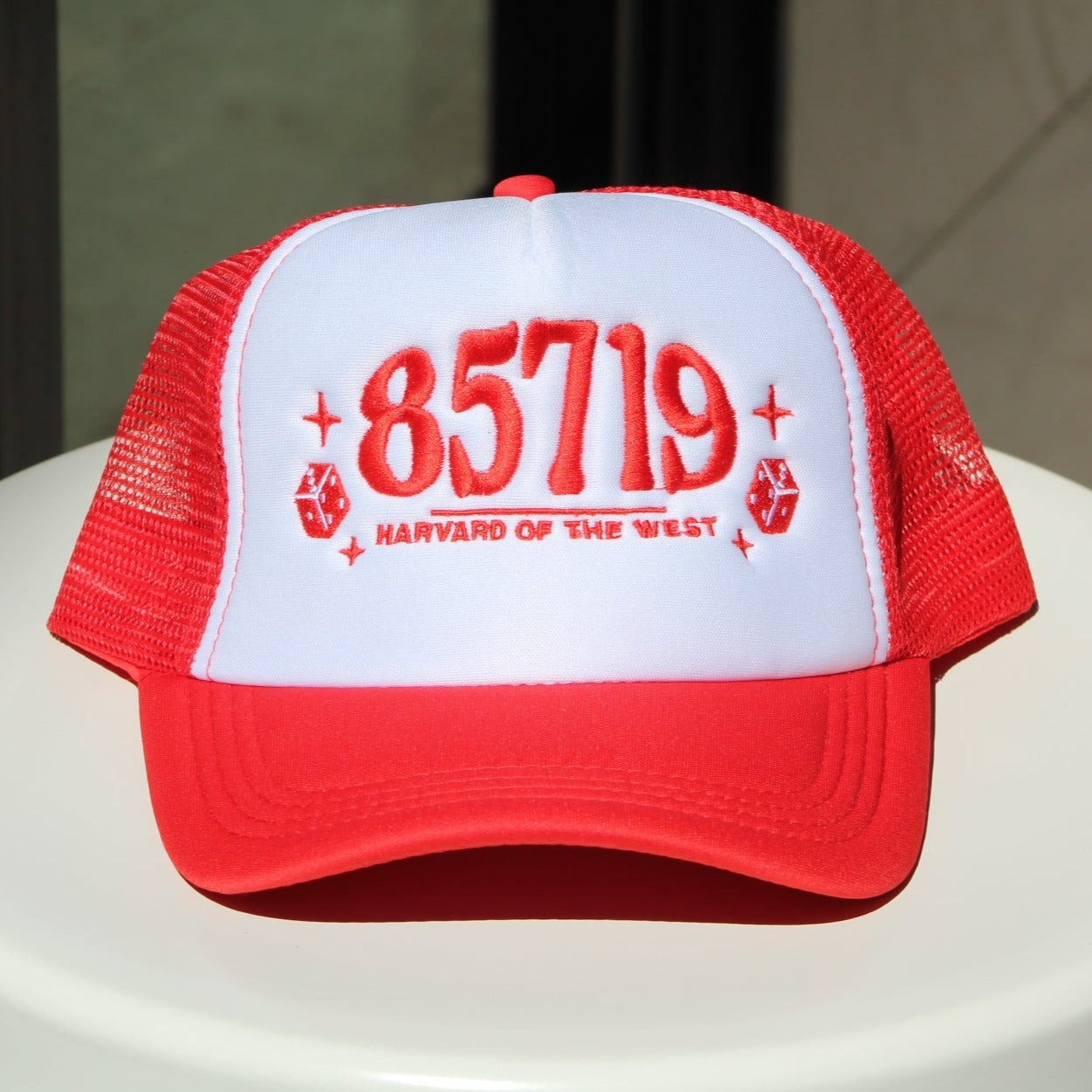 harvard of the west red/white trucker